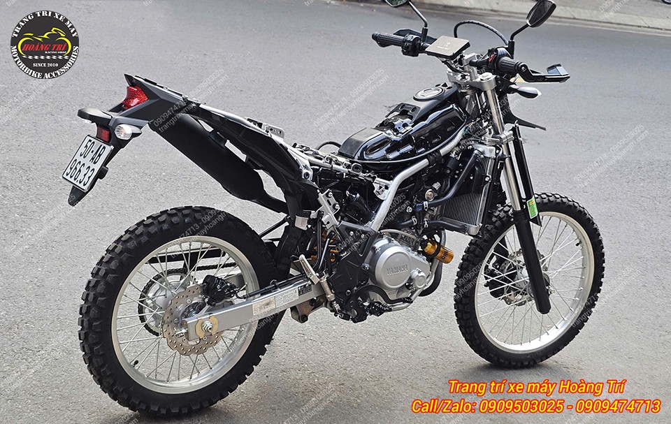 Vóc dáng WR155 mạnh mẽ với phuộc Ohlins mới và lốp gai chất lừ của lốp sẵn sàng chinh phục đường khó