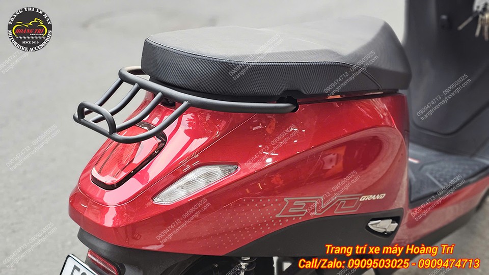 Baga cong sau đen gắn chắc vào dưới yên Evo Grand, có thể treo túi hoặc làm tay dắt xe