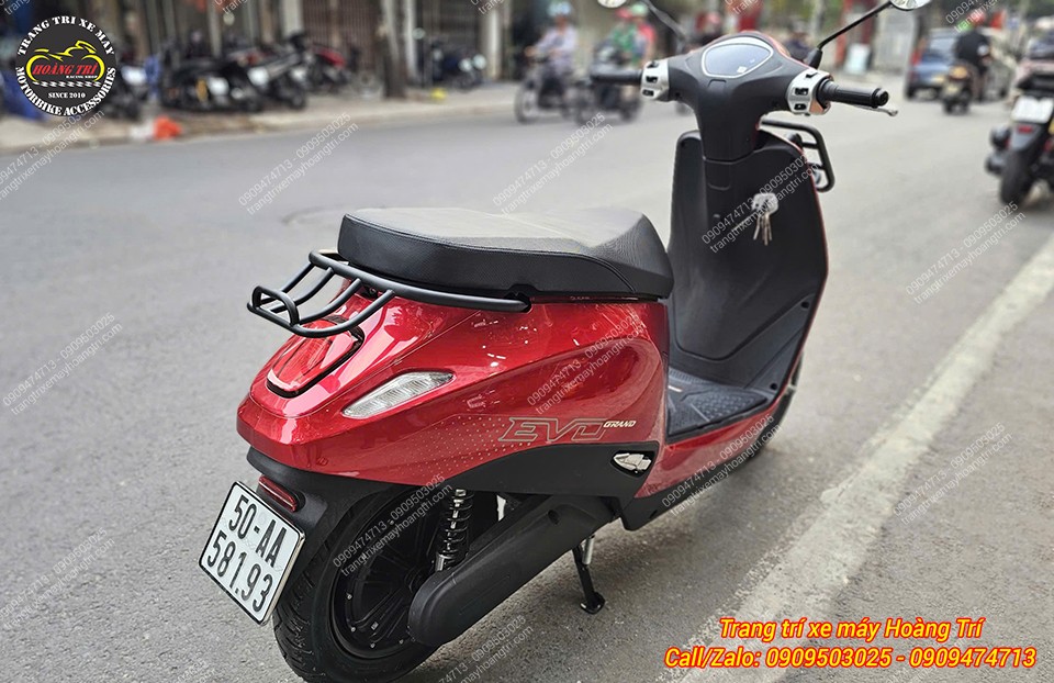 Nhìn từ sau, baga cong đen nổi bật, tạo tiện ích thay đổi diện mạo cho xe