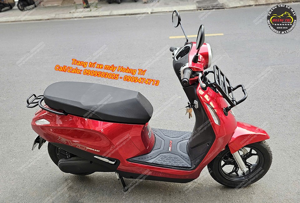 Evo Grand đỏ nổi bật với baga cong sau và baga trước phong cách cổ điển