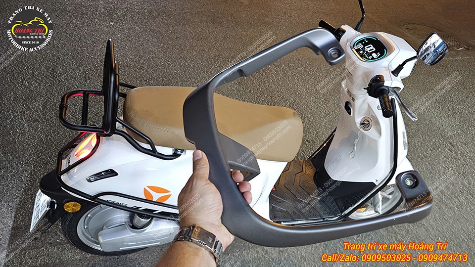 Phần tay dắt zin được tháo ra, trên xe là baga sau phong cách Vespa cho Yadea