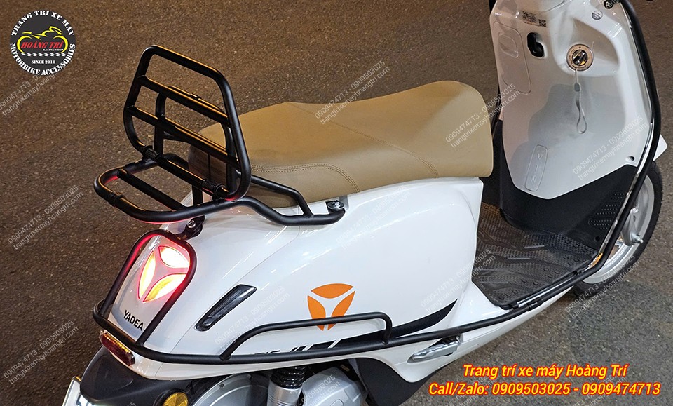 Cận cảnh baga sau màu đen kiểu dáng Vespa, kết hợp hoàn hảo với yên da nâu