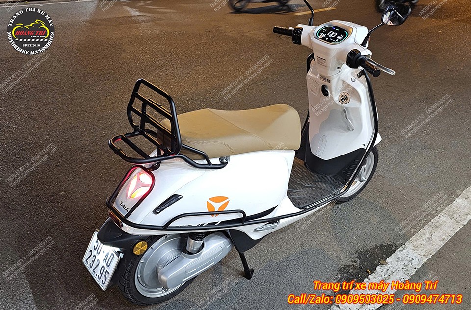 Xe máy điện Yadea trắng có baga sau Vespa và bộ khung bảo vệ đồng bộ tạo điểm nhấn