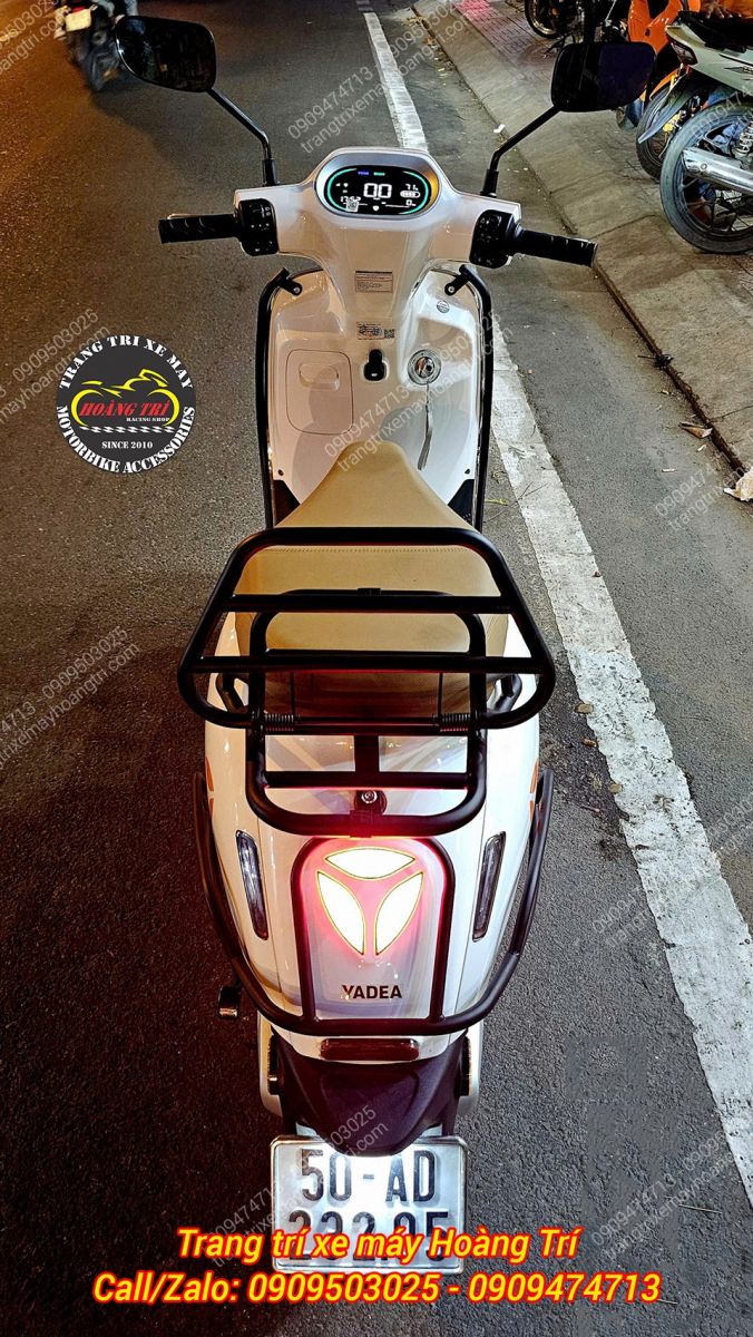 Góc nhìn trực diện từ phía sau xe Yadea, baga sau kiểu Vespa đen có thể bật ra, gập vào