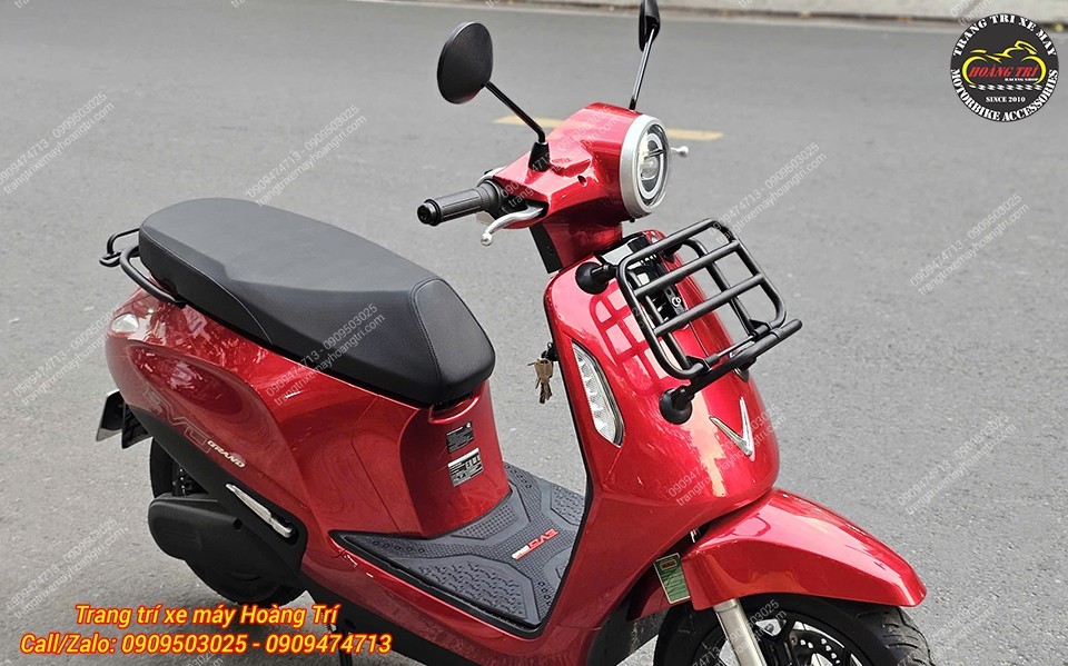 Evo Grand đỏ trang bị thảm để chân và baga trước, tổng thể giúp thay đổi phong cách