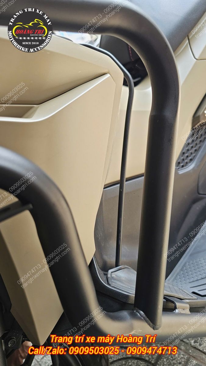 Cận cảnh pát lắp sàn xe của baga giữa ADV 160 CNC không khoan lỗ, giữ zin dàn áo