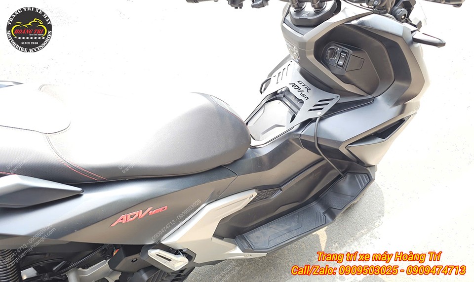 Anh em có thể mở nắp bình xăng để đổ xăng mà không cạ cấn vào baga giữa của xe