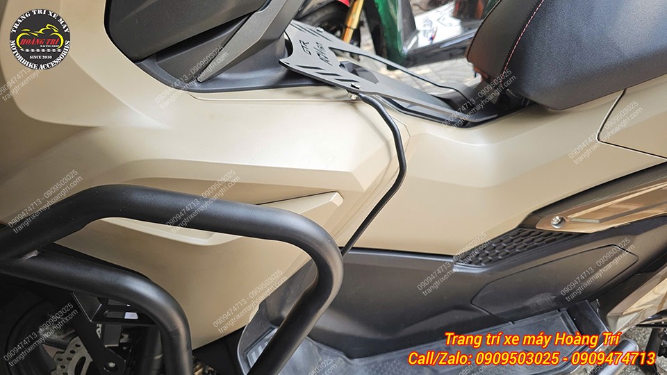 Baga giữa ADV 160 2026 hoàn thiện sơn đen nhám, pát uốn cong chắc chắn, phù hợp xe