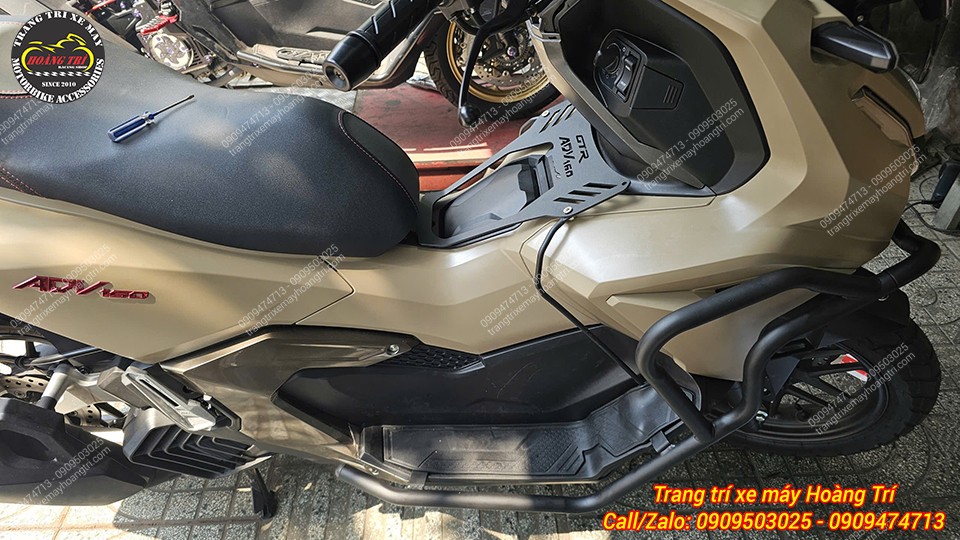 Tổng thể hông xe ADV 160 gắn baga giữa CNC, tăng khả năng chở hàng không cạ cấn với dàn áo