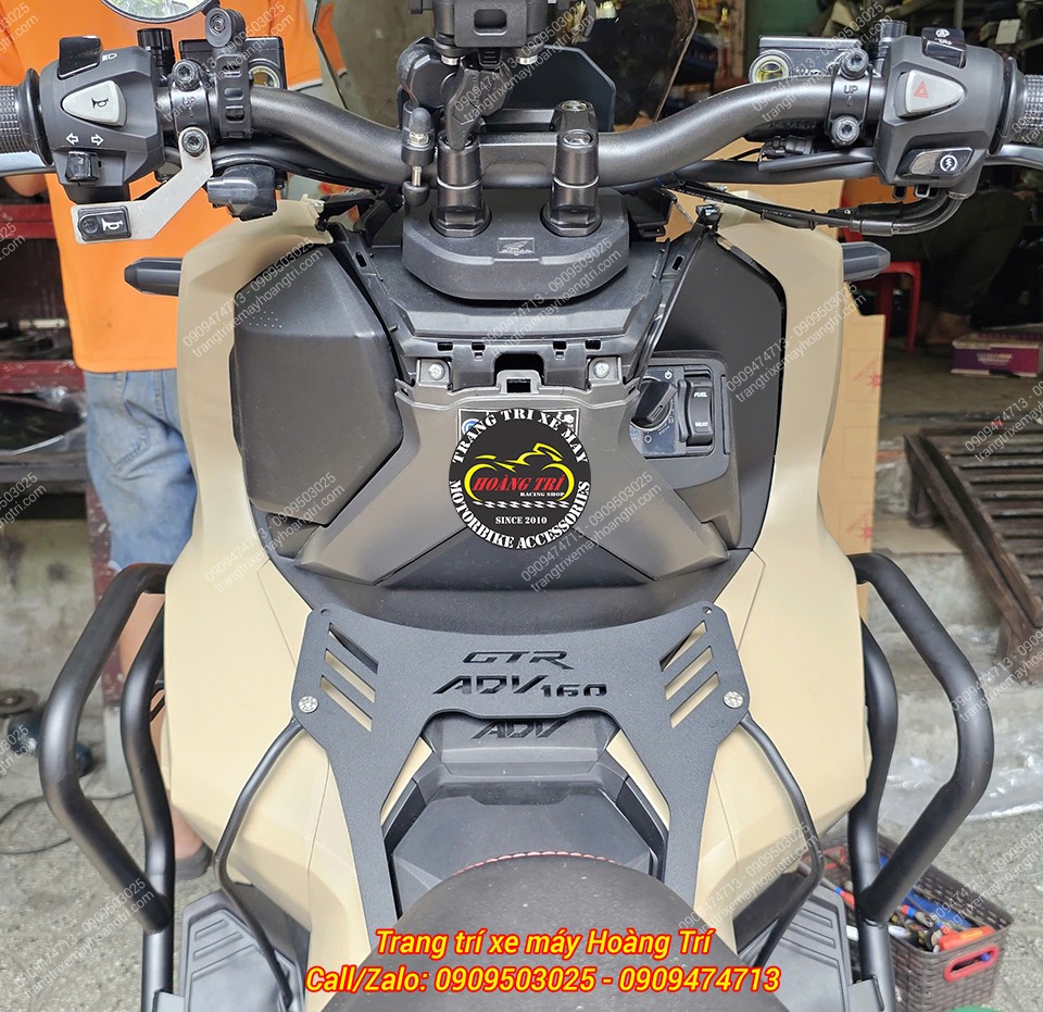 Nhìn từ trên xuống baga giữa ADV 160 2026, thiết kế liền lạc, lắp đặt gọn gàng, nhanh chóng
