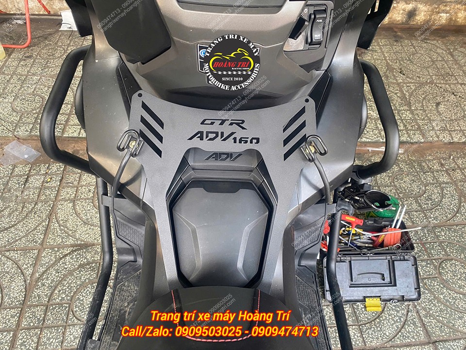 Nhìn trực diện baga giữa ADV 160 CNC, thiết kế cứng cáp, cân đối, giúp chở hàng nhẹ