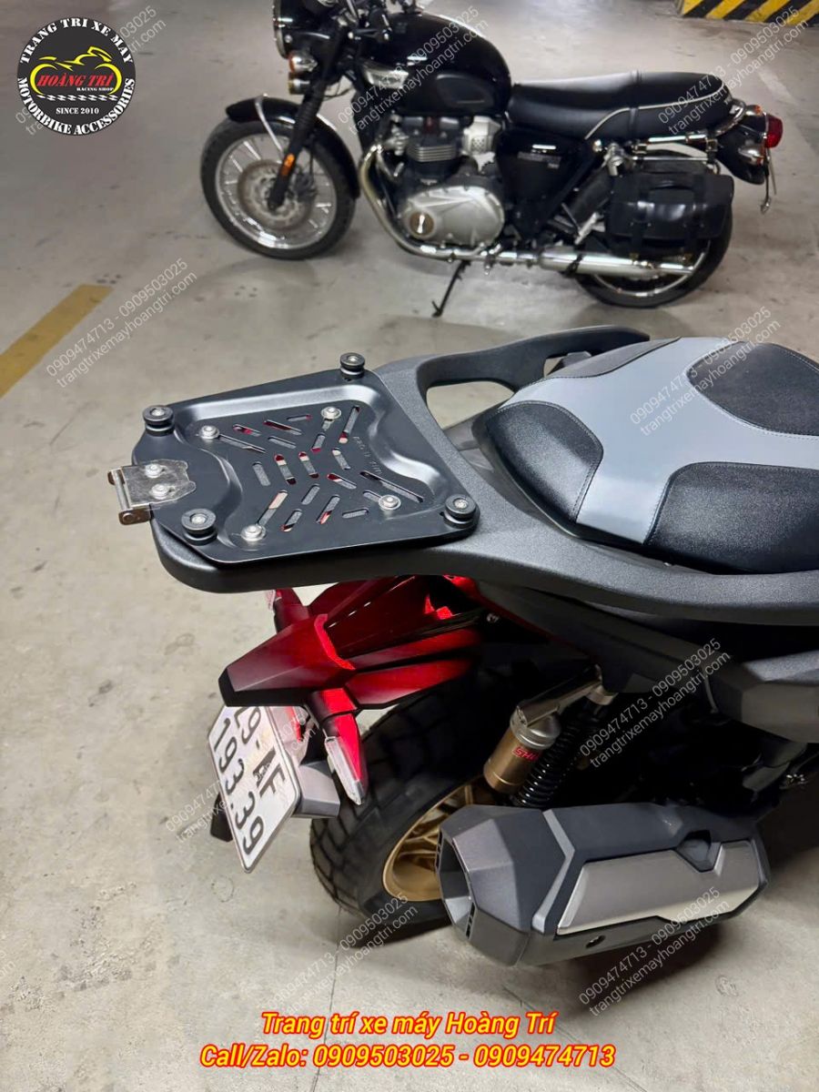 Anh khách đã lắp chân đế lắp thùng trên baga sau nhôm đúc NCL loại dài chuẩn bị bắt thùng