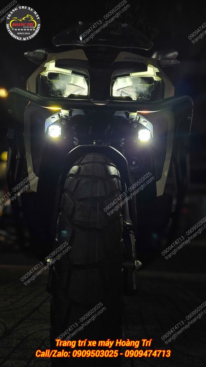 Góc nhìn trực diện đầu xe ADV 160 sau khi hoàn thiện lắp đèn trợ sáng mini F1 GT