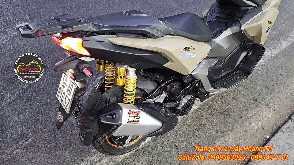 Góc nhìn sau ADV 160 gắn gác chân phụ HTR, được gập gọn gàng, không gây vướng khi không cần sử dụng
