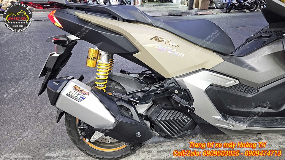 Cận cảnh gác chân phụ HTR trên ADV 160, hoàn thiện sắc nét, ốc vít cố định chắc chắn