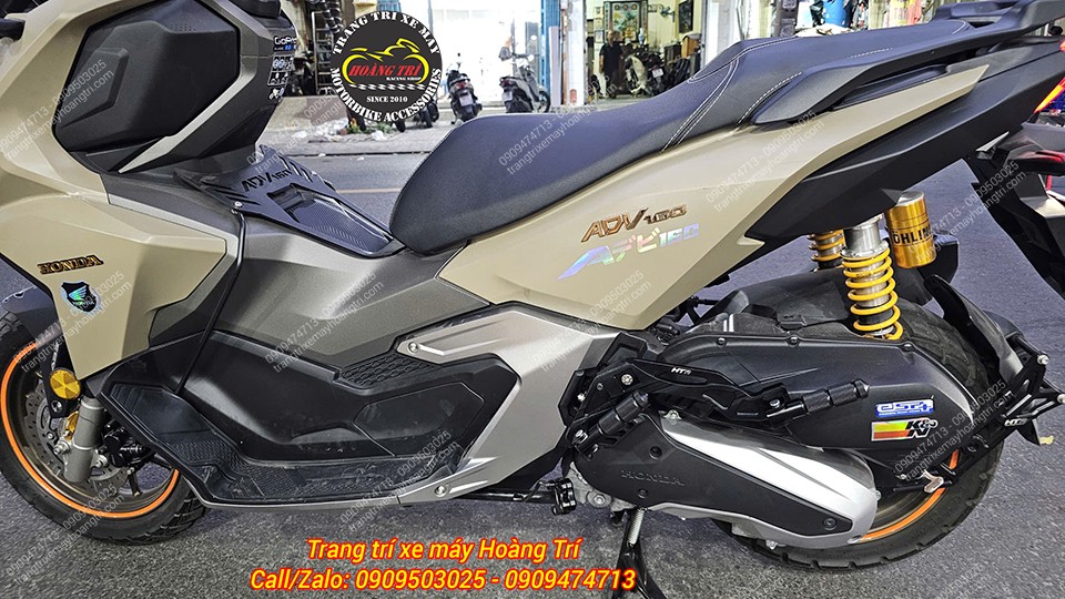 Tổng thể dàn chân sau với gác chân phụ và cặp phuộc Ohlins chính hãng đẹp mắt