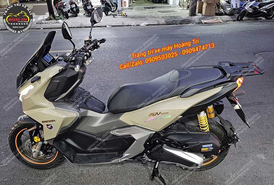Góc nghiêng ADV 160 trang bị gác chân phụ HTR, đồng bộ phong cách thể thao cá tính mạnh mẽ