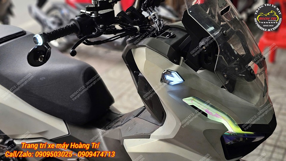 Anh khách còn nâng cấp thêm đèn xi nhan mũi tên cho xế cưng thay thế xi nhan zin