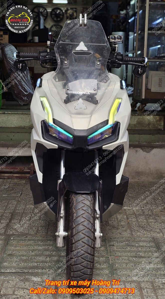 Góc trực diện xe ADV 160 bật đèn demi, gù tay lái LED tăng nhận diện ngày lẫn đêm