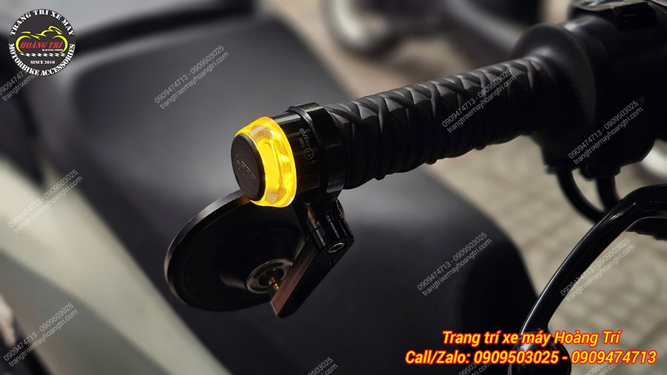 Cận cảnh gù tay lái LED chế độ xi nhan màu vàng, lắp đặt chắc chắn và thẩm mỹ