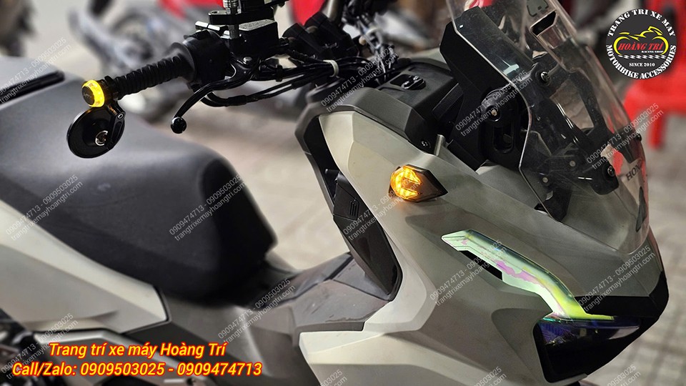 Góc nghiêng xe ADV khi bật xi nhan, gù tay lái LED hoạt động đồng bộ với xi nhan