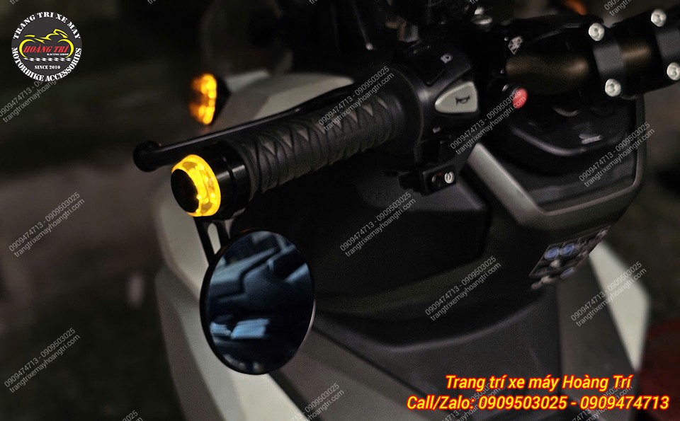 Cận cảnh tay lái bên trái ADV với gù LED màu vàng, hỗ trợ báo rẽ an toàn