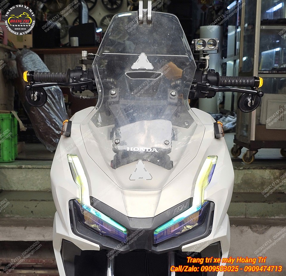 Tổng thể xe ADV 160 với gù tay lái LED với sự lựa chọn ba màu sắc chế độ demi