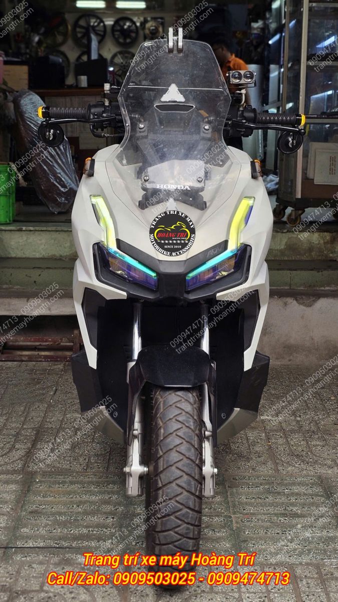 Góc chính diện xe ADV 160 hoàn thiện gù tay lái LED, ánh sáng rõ, tăng nhận diện ban đêm