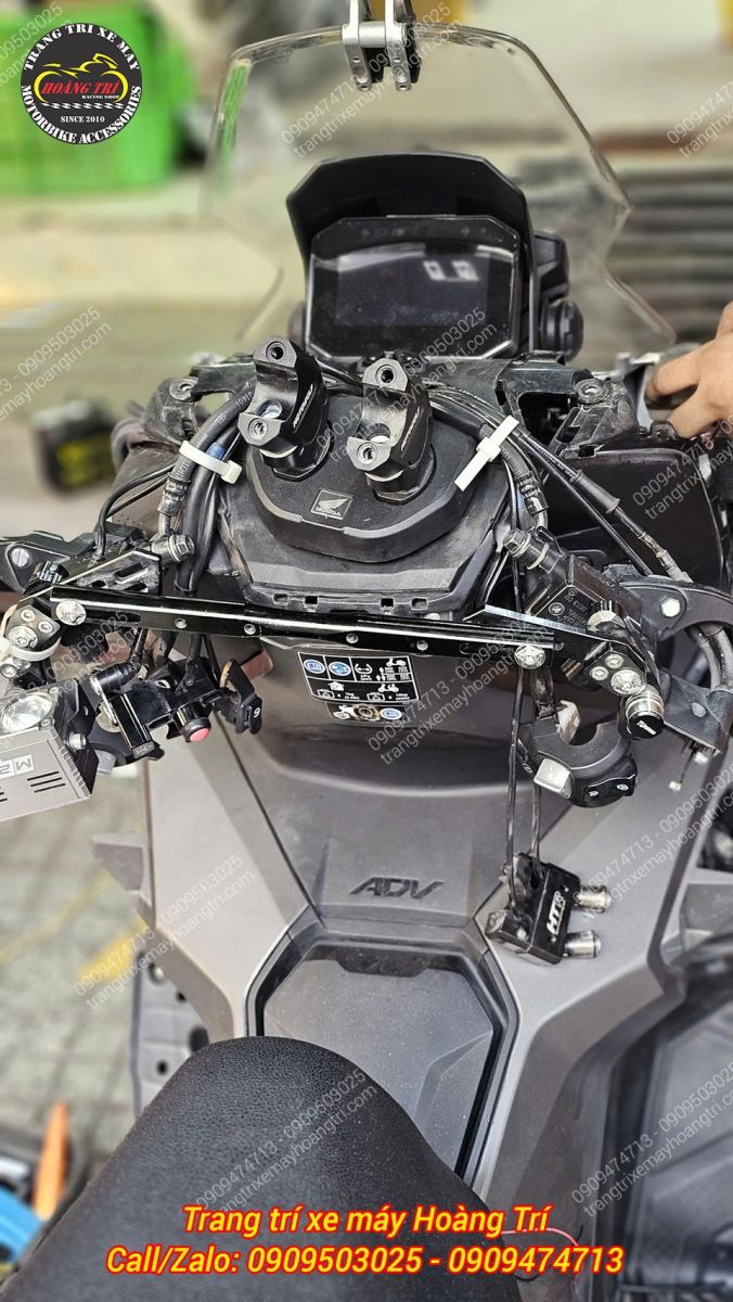 Quá trình tháo ghi đông xe ADV nhằm thay ti cốt và thiết lập dây điện bên trong
