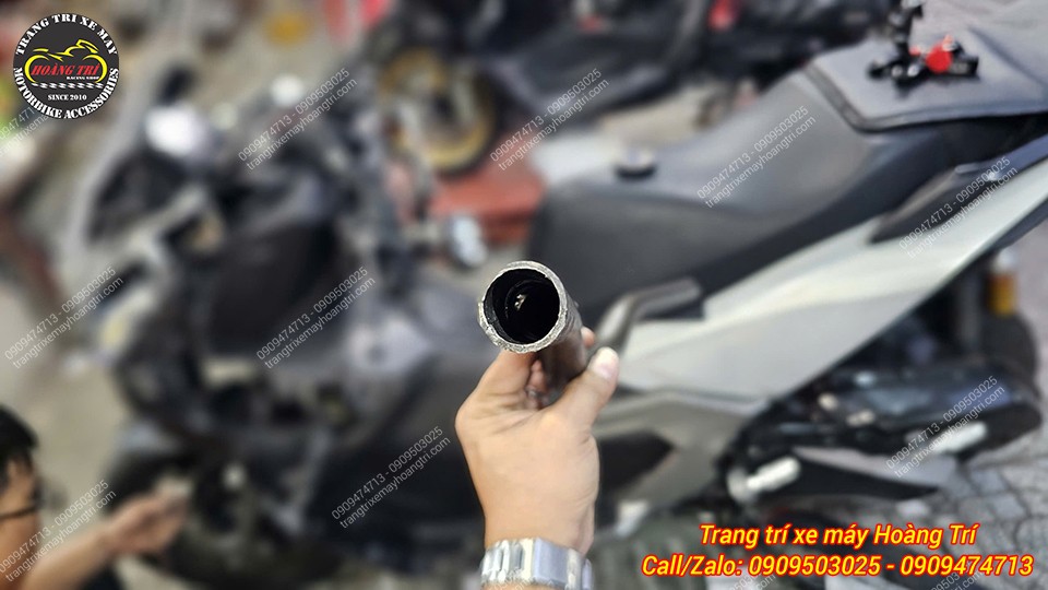 Cận cảnh ti cốt ghi đông được tháo rời để phục vụ quá trình đi dây gù tay lái