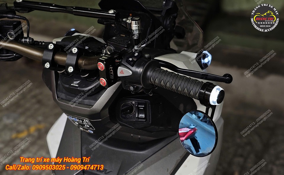 Tổng thể tay lái ADV 160 trang bị gù LED kết hợp kính gù tròn, phong cách hiện đại