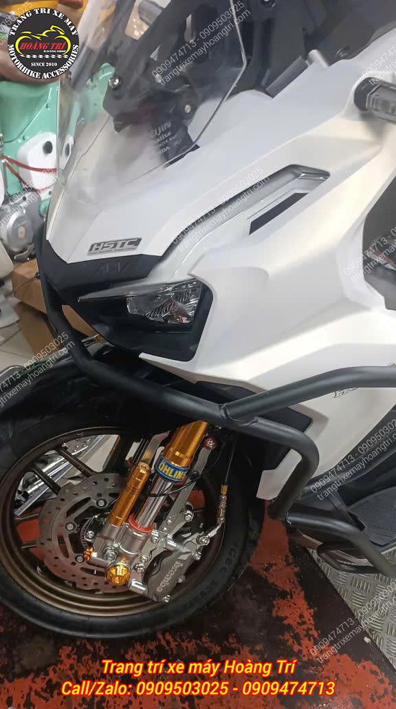 Góc nhìn đầu xe ADV 160 lắp phuộc upside down, combo heo dầu Brembo tăng hiệu năng phanh