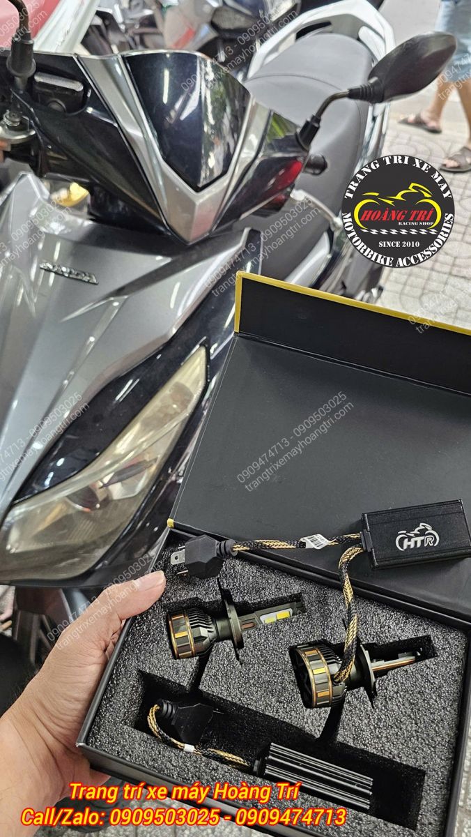 Bộ đèn pha LED R14 H4 được mở hộp, chuẩn bị lắp đặt cho xe Airblade 2013