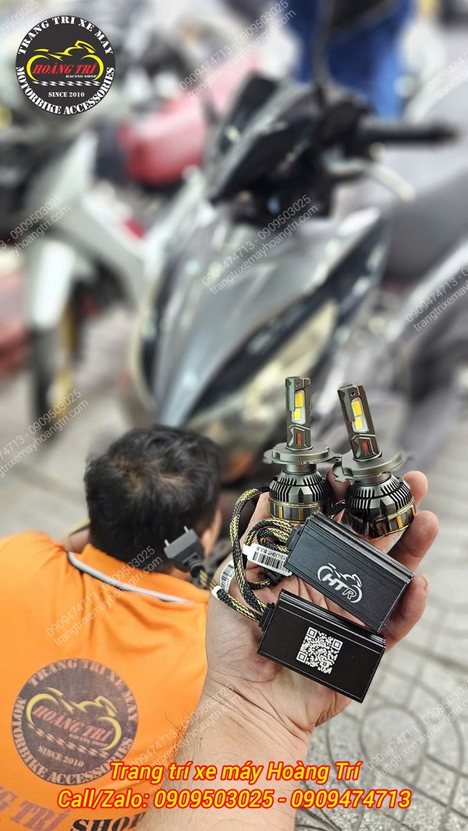 Trên tay hai bóng LED R14 H4 và điều khiển ánh sáng bằng điện thoại trước khi lắp vào chóa đèn
