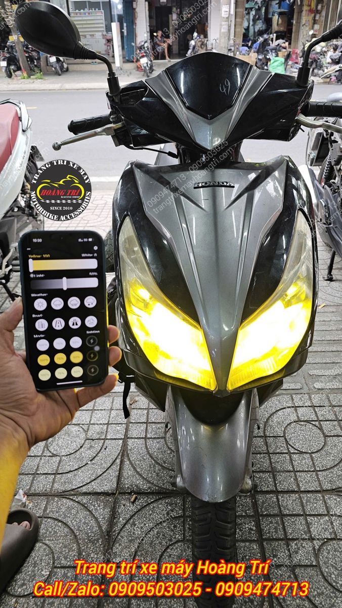 Đèn LED R14 H4 điều chỉnh chế độ ánh sáng vàng trên điện thoại, tăng khả năng quan sát khi chạy đêm