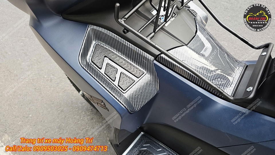 Cận cảnh ốp gác chân em bé carbon Airblade 2026, bám chân tốt, chống trượt