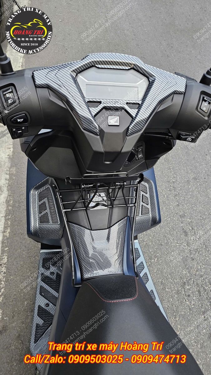 Ốp gác chân em bé carbon lắp bên hông Airblade 2026, tăng thẩm mỹ và chống trầy hiệu quả