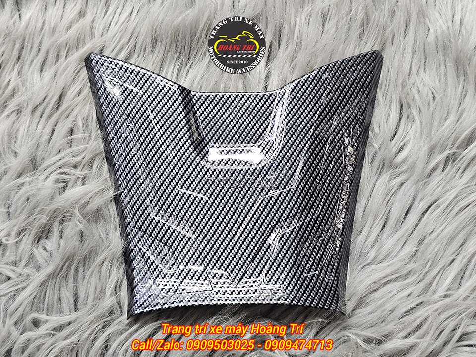 Cận cảnh ốp gác chân em bé carbon Airblade 2026, lắp gọn gàng, đồng bộ với dàn áo xe