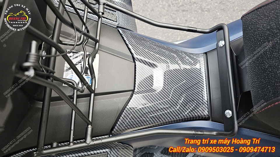 Tổng thể khu vực sàn và gác chân Airblade 2026 với bộ ốp carbon, tạo phong cách thể thao hiện đại