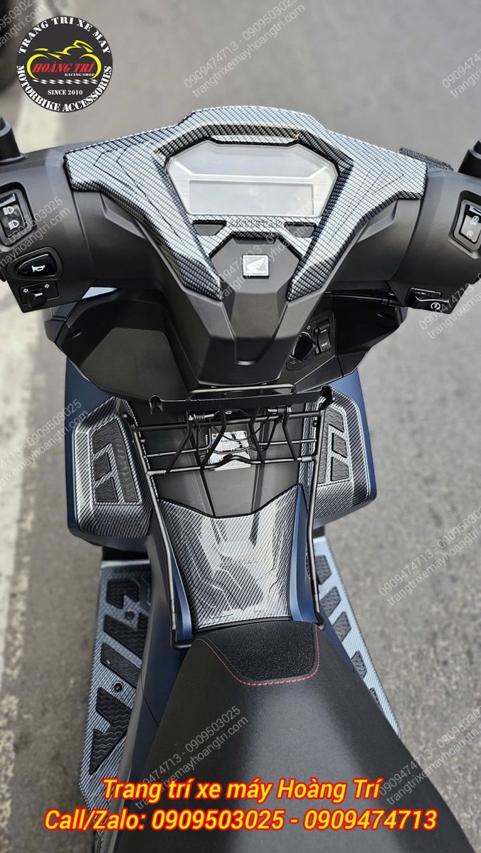 Ốp nắp xăng carbon Airblade 2026 thiết kế sắc nét, bề mặt vân carbon nổi bật, hoàn thiện tinh xảo.