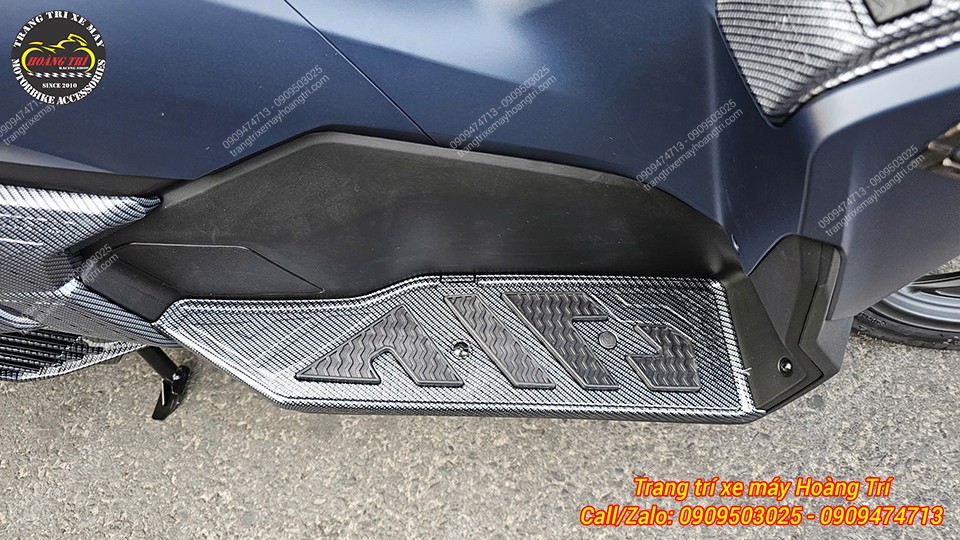 Tổng thể khu vực phía sau tay lái với nhiều phụ kiện ốp carbon đẹp mắt