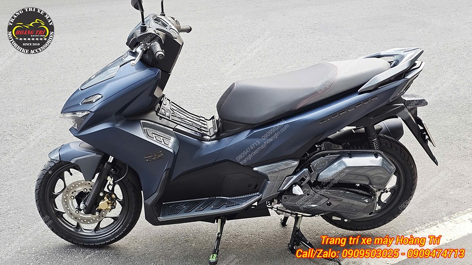 Cận cảnh thảm để chân trước carbon Airblade 2026, lắp gọn gàng, ôm khít form xe