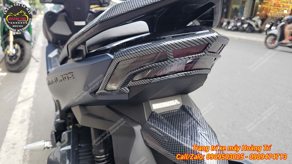 Góc nhìn trực diện đuôi xe Airblade 2026 với ốp đuôi đèn carbon và ốp đèn hậu carbon