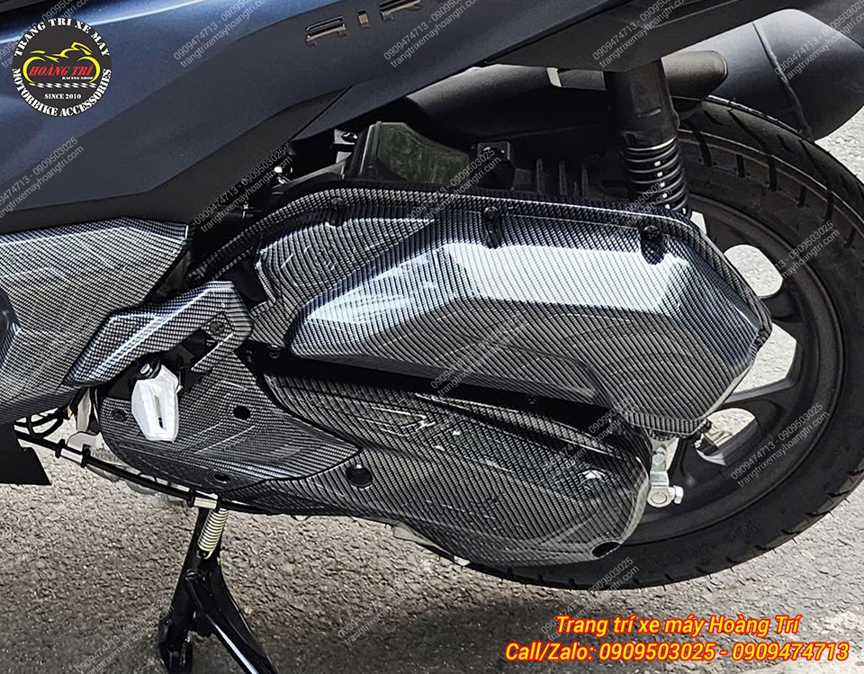 Sự kết hợp của ốp carbon đèn hậu và ốp đuôi đèn carbon mang đến sự đồng bộ cho phần đuôi xe