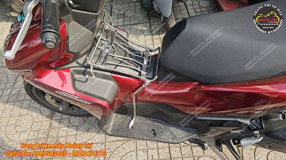 Góc nhìn sàn để chân và yên xe Airblade 2026, màu sơn zin còn nguyên trước khi đổi màu