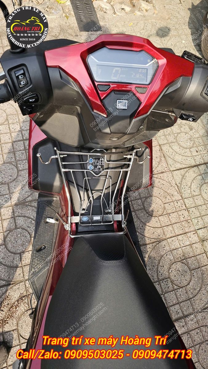 Toàn cảnh khu vực tay lái và baga giữa Airblade 2026, xe còn mới mẽ