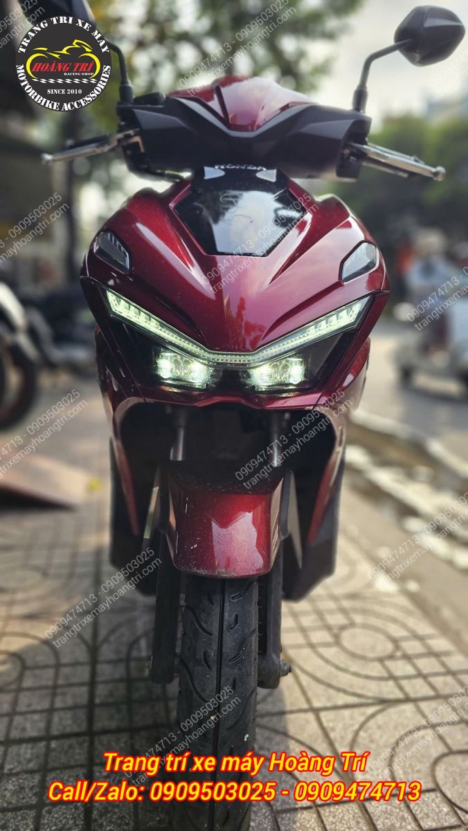 Cận cảnh phần đầu xe Airblade 2026 với đèn LED zin, chưa dán decal đổi màu