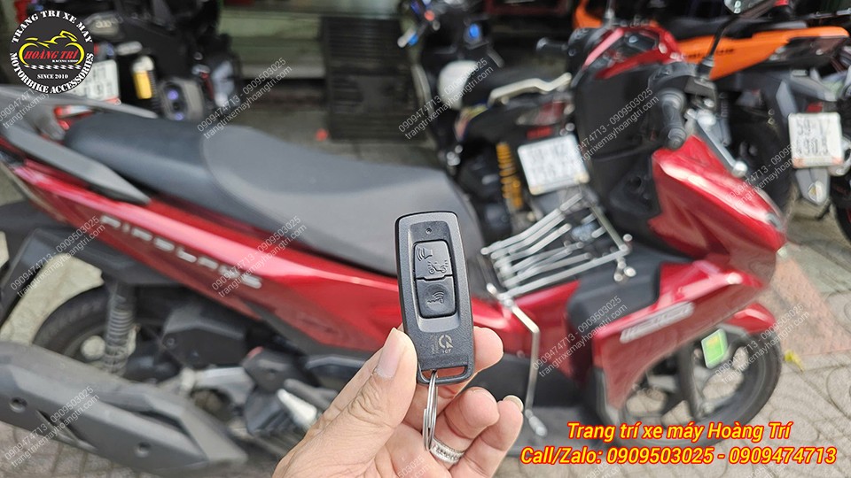 Trên tay chìa khóa remote của Airblade 2026 với 2 nút (mặt trước)