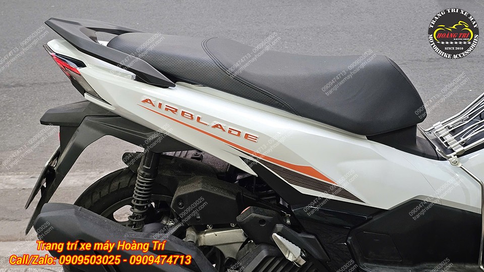 Toàn cảnh hông sau sau Airblade 2026 đã đổi màu trắng, tem cam nổi bật, tổng thể liền lạc.