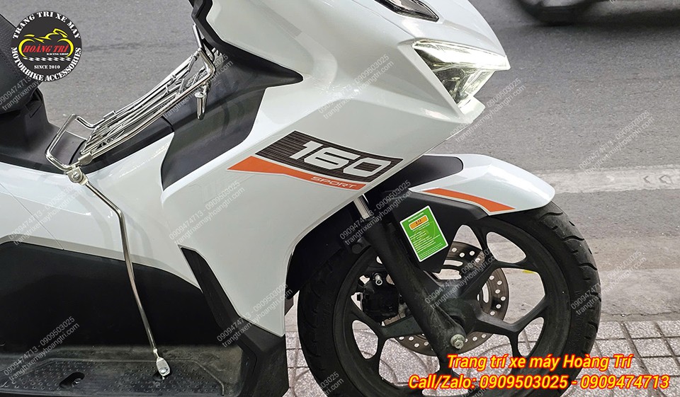 Phần sườn trước xe Airblade 2026 sau dán decal trắng, tem 160 sắc nét, nổi bật